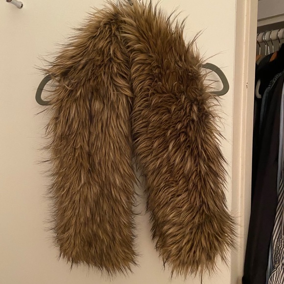 Aritzia Babaton Faux Fur scarf - Picture 2 of 6